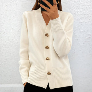Lydia™ | Eleganter Pullover mit Herzknöpfen