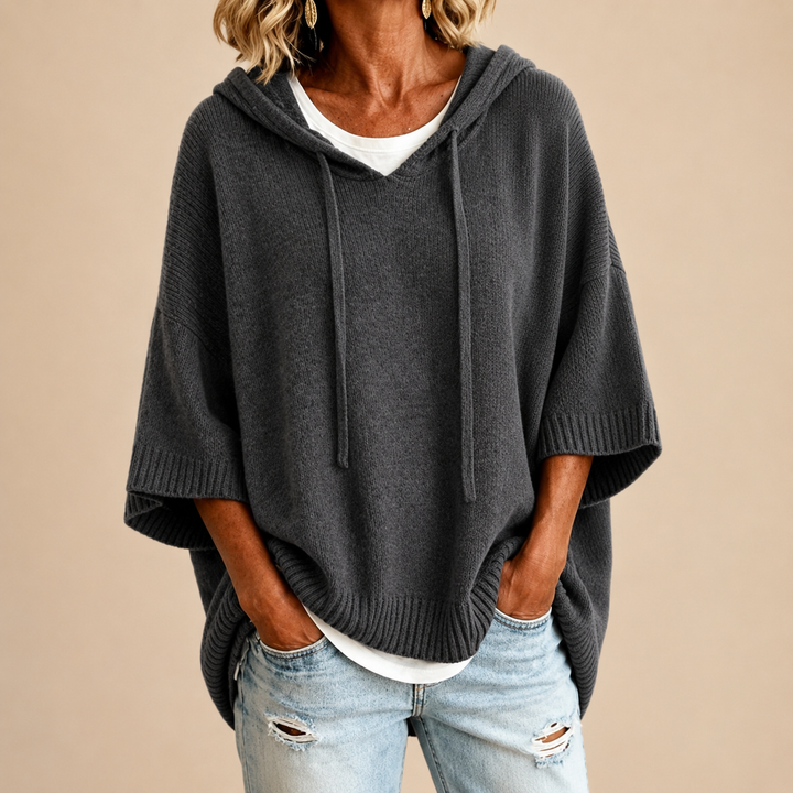 Oriana | Strickponcho mit Kapuze und Dreiviertelärmeln