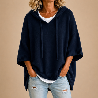 Oriana | Strickponcho mit Kapuze und Dreiviertelärmeln