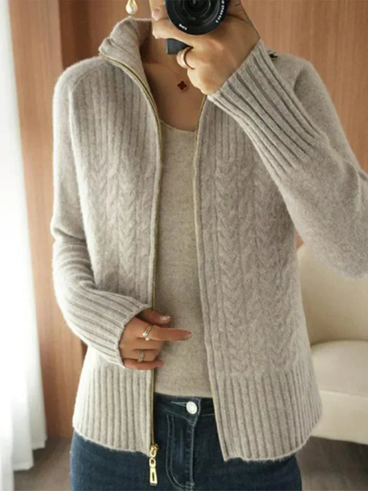 Mila - Pfirsichfarbener Strickpullover mit Reißverschluss und V-Ausschnitt