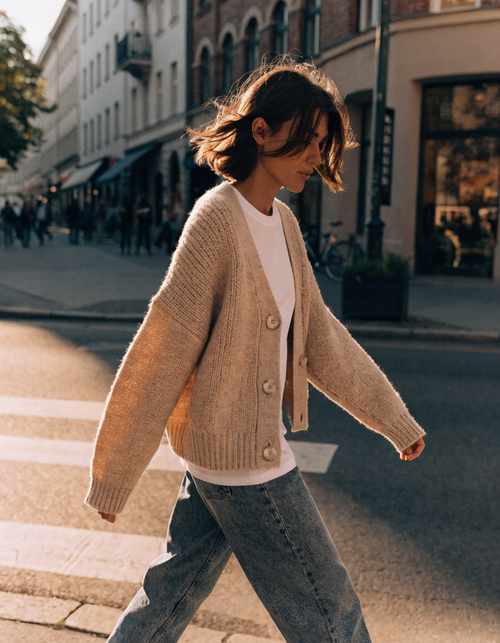 Lena Oversized Strickcardigan – getragen im Herbst-Look in Berlin